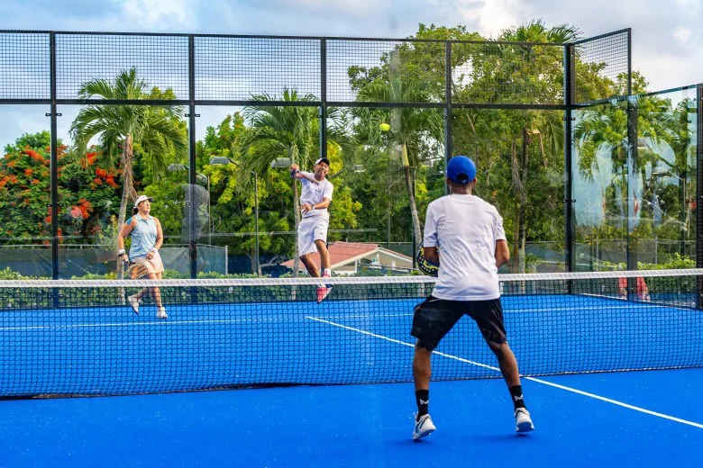 Partido de pádel en pista azul de Casa de Campo