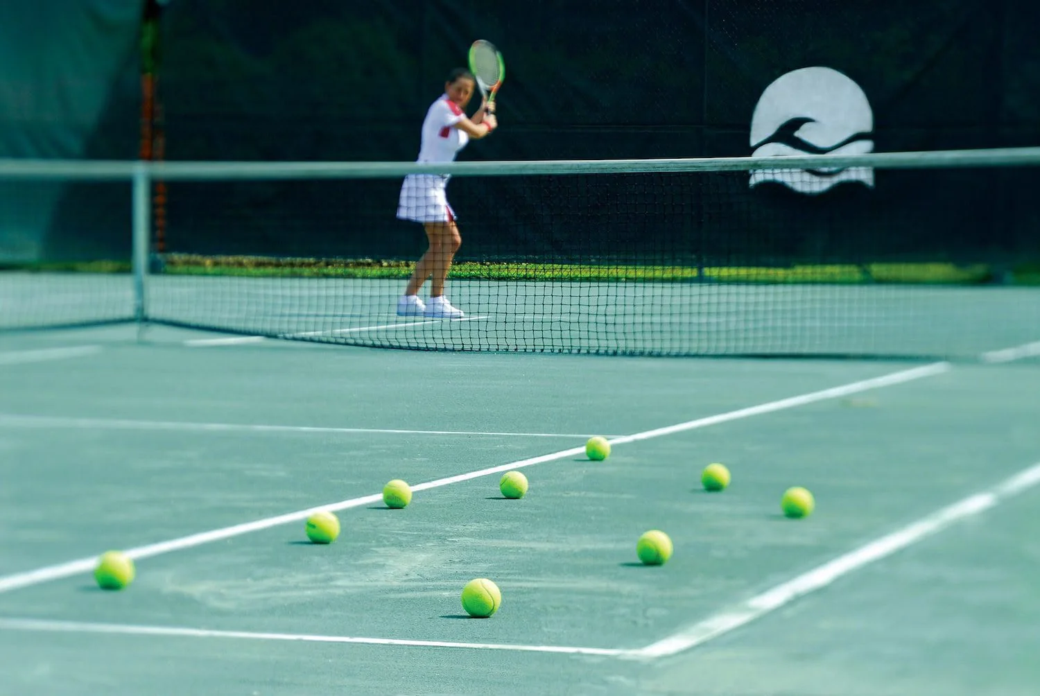 Jugadora de tenis entrenando en cancha de Casa de Campo